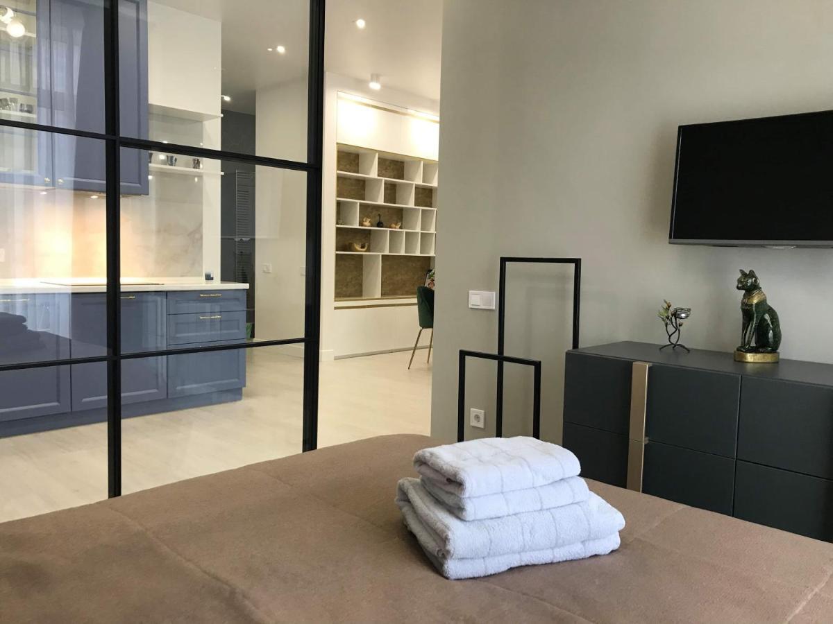 *Luxury Apartment In The City Center* Киев Екстериор снимка